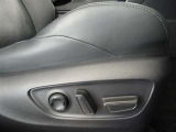 パワーシート搭載。微妙な調整が手軽にでき、ピッタリのポジションで運転することが可能です。