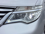 【LEDヘッドライト】悪天候や夜間走行時も良好な視界を確保し安心して運転できる高輝度LEDヘッドライトを装備!点灯速度が早く、消費電力も抑えられています。