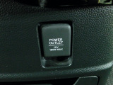 【POWEROUTLET】12V電源ソケットを設置しております。周辺機器の充電にご利用頂けます。