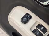 狭い駐車場で便利な電動格納ドアミラーが付いています。
