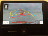 バックガイドモニター付きです。車の後方に小型カメラが付いており、バックする際の後方の様子をモニター上に表示します。