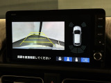 リバースギアに入れるだけで後方の表示へ切り替わります。夜間や雨の日の駐車も楽になりますよ。