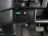 パーキングセンサーや横滑りを防ぐVSA等のスイッチ類は運転席の右側、手の届きやすい位置にあります。