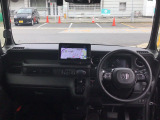 ドライバーを包み込むように、ディスプレーやスイッチ、コンソールを配置。座った瞬間から運転への期待が!空間そのものの心地よさにこだわっています。