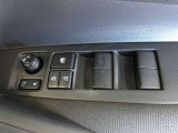 パワーウィンドウスイッチで運転席から全席の窓の開閉ができます。