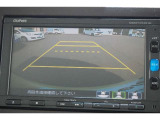 【バックカメラ】後方の映像がリアルタイムで確認できるため、初心者の方や運転に自信のない方でも安心して車庫入れができます!狭い駐車場はもちろん、雨の日や夜間でもストレスなく駐車することができます。