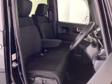 フロントシートはベンチシートです。ベンチシ―トは運転席と助手席の移動もスムーズ!狭い駐車場での乗り降りに便利です。