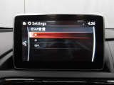 リアバンパーの内側に設置したセンサーで側方・後方からの車両接近を感知し、ドアミラーの鏡面に備えたインジケーターの点滅でドライバーに通知♪ドライバーの安全確認をサポート致します。