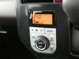 オートエアコンは、常にお好みの温度に調整ができ車内を快適な空間に保ってくれます。