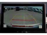 【バックモニター】 後退時に車両の後ろ側を表示します。車庫入れなどでバックする際に安心です。