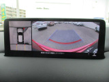 見えない部分の危険察知をサポートする360&deg;ビューモニター+フロントパーキングセンサーです。車両の前後左右にある4つのカメラを活用し、センターディスプレイの表示や各種警報音で定速走行時や駐車時に車両周