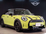 MINIのフロントグリルのデザインはイギリスで生まれた当初から、シルバーのサイドバーが折り重なった伝統的なデザインで御座います。その伝統はBMWのお車になってからでも少しずつ形を変えて守られております