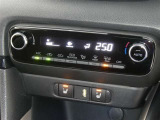 【オートエアコン】車内温度を感知して自動で温度調整をしてくれるのでいつでも快適な車内空間を創り上げます!どの席に座っても快適なドライブが楽しめます♪