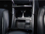 専用ソケットをご用意して頂くとスマートフォン等の充電が出来、便利です。