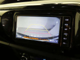 車庫入れの強い味方。後退時の死角をチェックするために便利です。