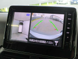 自車を真上から見下ろすように映し出すので周囲の状況が分かるアラウンドビューモニター搭載。フロントカメラとしても使用できます。車庫入れなど苦手な人の頼りになる助っ人です。
