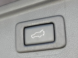 【パワーバックドア】スマートキーや運転席のボタンを押すだけでリアゲートが自動で開閉します!荷物を持っている時や、高い位置にあるバックドアを閉める際に便利な機能です♪