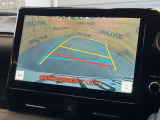 【バックカメラ】駐車時に後方がリアルタイム映像で確認できます。大型商業施設や立体駐車場での駐車時や、夜間のバック時に大活躍!運転スキルに関わらず、今や必須となった装備のひとつです!