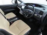 シンプルで使いやすいデザインの運転席です。