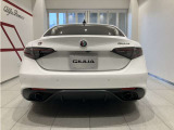 AlfaRomeo生え抜きのデザイナー アレッサンドロ・マッコリーニ氏がデザインを担当 115年以上にわたるAlfaRomeoの伝統を受け継いだ、躍動に満ちた美しきスポーツセダンです。