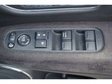 【パワーウィンドウ】運転席のスイッチを操作することで、運転席から全席の窓の開閉が可能です。