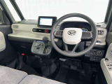 運転席まわりです。 各操作スイッチは使いやすい位置に配置されてます。