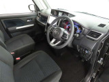 シンプルで使いやすいデザインの運転席です。