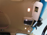 サンバイザーにはバニティーミラー付いてます。照明も付いていて便利です。