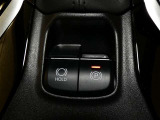 電動パーキングブレーキを搭載。スイッチ操作でパーキングブレーキを作動・解除することができるので操作の力が不要です。