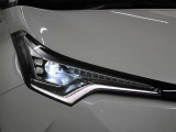 LEDヘッドランプには「オートマチックハイビームシステム」を搭載。夜間走行時にハイビームで走行可能と判断した場合、ロービームとハイビームを自動的に切り替え、前方視界確保をアシストします。