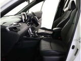 高いホールド性で運転姿勢が安定します。長距離ドライブでも疲れにくいのが魅力です。快適なドライビングライフをお送りください♪