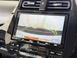 【バックガイドモニター】車両後方の映像をナビ画面に表示し、駐車などの後退操作をサポートします。