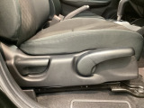 シートハイトアジャスターが付いているので運転姿勢を調整するのに便利ですね。身長に合ったシートポジションは安全運転や疲労軽減にもつながります。