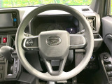 インテリアに合わせたデザインのステアリングは、運転される方のことも考え、運転しやすい形状、大きさです。是非一度、実際に触ってお確かめください。