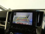 車庫入れや駐車で威力を発揮するのがバックモニター!ナビディスプレイに後ろの様子が映し出されるから安心です。