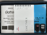 スマートキーは鍵をバッグに入れたままでもドアロックの開閉やエンジンのON・OFFができます。夜間や雨の日も鍵を探さなくて良いので便利です。