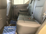 後部座席です。足元空間は広々しており、大人4人乗車も無理なく可能です。