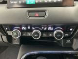 【左右独立オートエアコン】左右席で独立温度コントロールが可能です。運転席はキンキンに冷やして助手席はマイルドにと言った設定が可能です☆暑さ寒さでケンカすることもなくなりますね♪