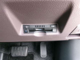 ETC車載器を装備しています。高速道路の料金所もストレスなく通行できます。すっきりとしたビルトインタイプですよ。