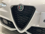 AlfaRomeoの重要なシンボルであるスクデッド(盾型フロントグリル)は、Giulia VELOCEのレーシーな印象を強調します。