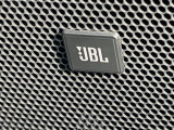 【JBLサウンドシステム】メーカーオプションの高品位サウンドシステムを搭載。専用のチューニングが施された大小様々なスピーカーから良質なサウンドが奏でられ、臨場感あふれる音響空間を演出します。