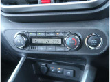 【オートエアコン】1年中快適な室内を提供!車内温度を設定すると、風量を自動で調節してくれます