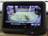 後退時に車両の後ろ側をモニター画面に表示します。車庫入れなどでバックする際に後方確認ができて便利です。車庫入れが苦手な人もこれで安心。