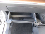 車検証ブックや小物などが収納できるスペースがあります。