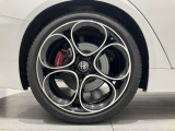 アルミホイール【右リア】255/35R19 ブランドのアイデンティティを象徴するホイールデザインです。