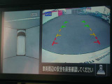 ☆全周囲カメラが駐車をアシスト☆4つの高解像度カメラで車の周囲を撮影!見えにくい死角の駐停車も驚く程に楽々です。バックカメラは、車庫入れの時は勿論、後方の安全確認もできて安心です♪