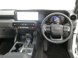 運転席からの視界はこんな感じです☆お気軽にご来店いただき、実際に座って是非お確かめください。ドライバーに寄り添う快適な操作フィールをもたらすステアリングです。