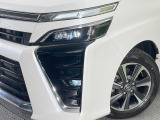 【LEDヘッドライト】悪天候や夜間走行時も良好な視界を確保し安心して運転できる高輝度LEDヘッドライトを装備!点灯速度が早く、消費電力も抑えられています。
