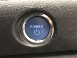 エンジンスタートスイッチです。キーが車内にあれば、エンジンの始動や停止はスイッチを押すだけ!キーを取り出す手間を省き、ワンプッシュで操作できるので簡単でスムーズです。