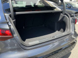 開口部が低く設定されているので、荷物の積み下ろしがスムーズに行えます。更に分割可倒式リアシートの採用でシートのバックレストを倒すと、大きく長い荷物も積み込めます。